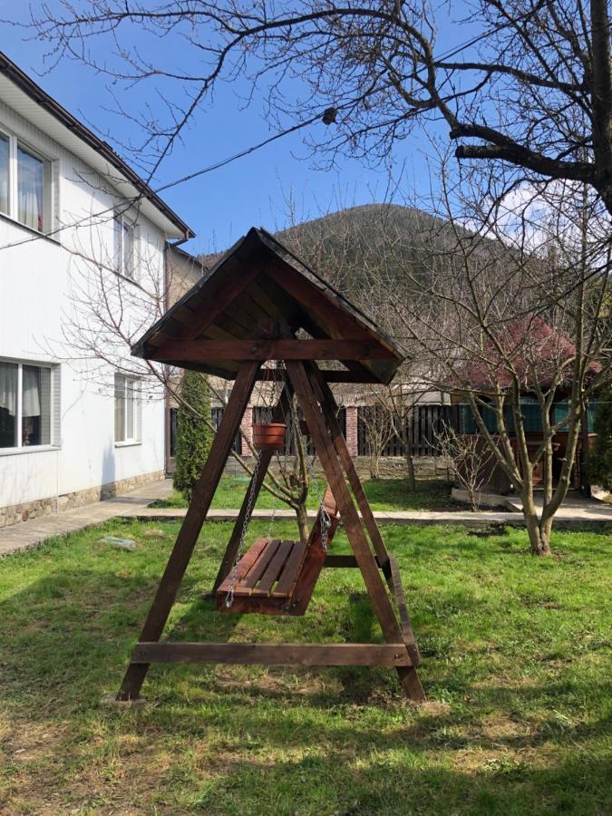Садиба Диво Квітка Tatariw Exterior foto