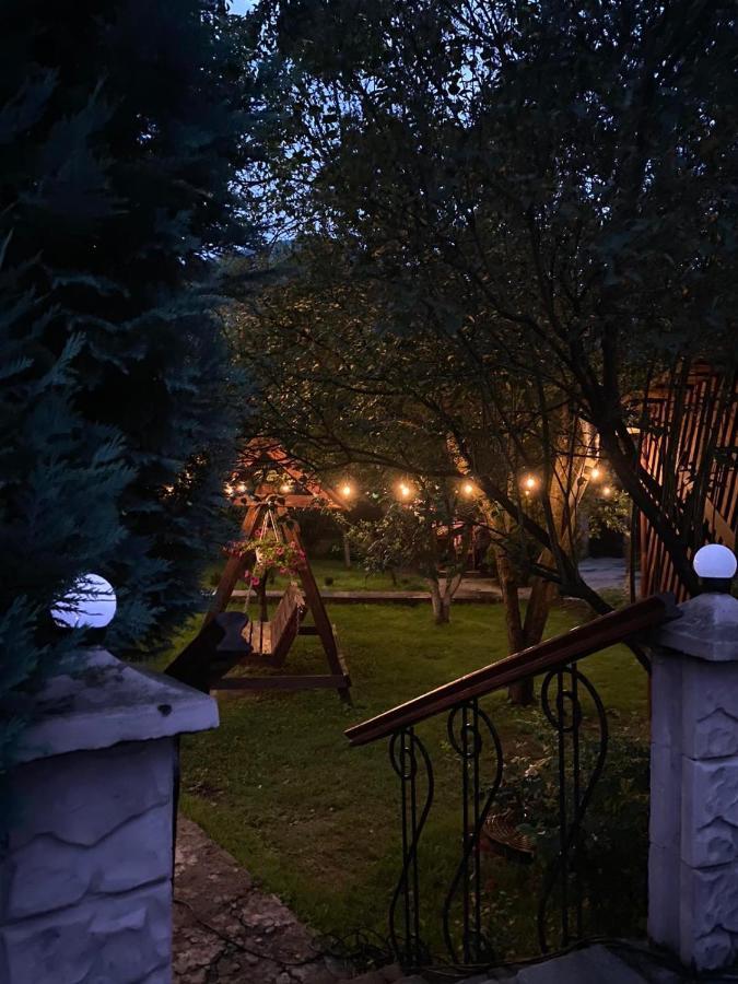 Садиба Диво Квітка Tatariw Exterior foto